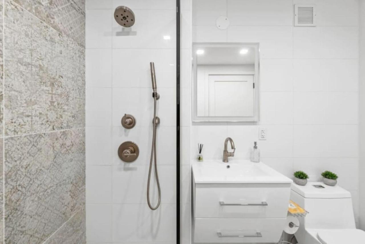 Apartment Luxe Studio With Charming Juliet Balcony New York
